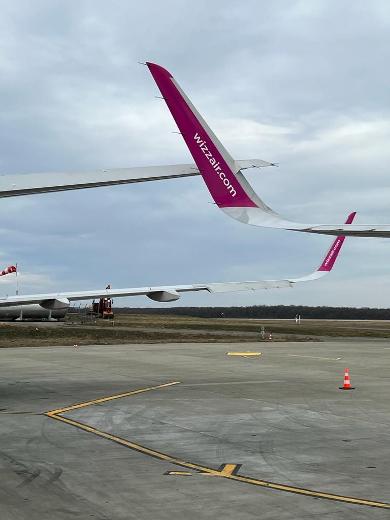 Două avioane s-au ciocnit pe pista Aeroportului din Suceava. Unul dintre aparate era plin cu călători 822675