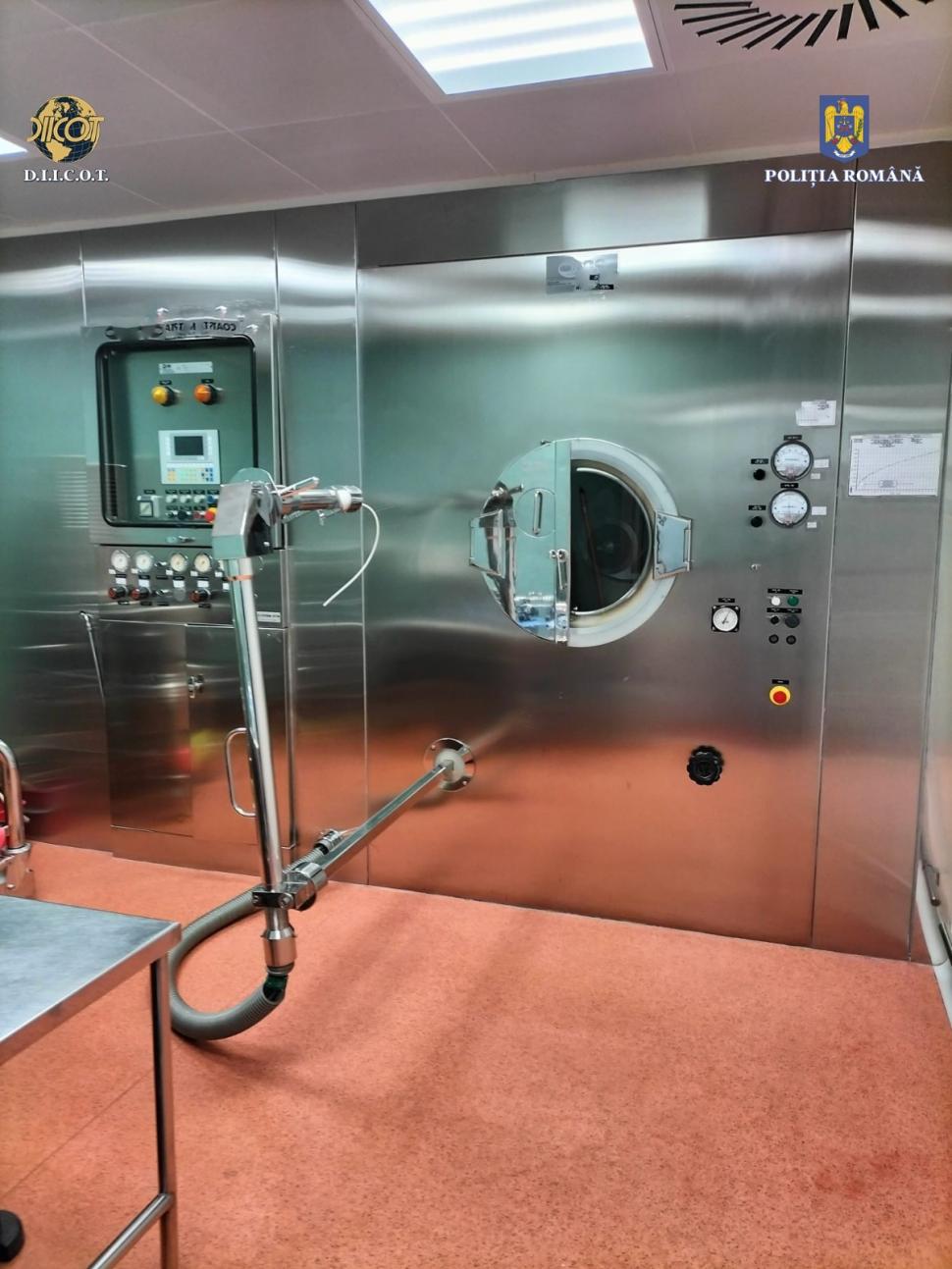 Laborator de droguri descoperit în România. Au fost găsiţi bani ascunşi în saci şi chiar în şosetele traficanţilor 822692