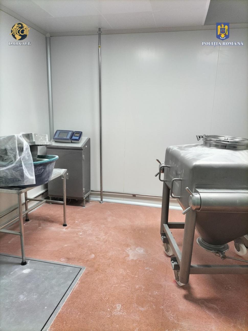 Laborator de droguri descoperit în România. Au fost găsiţi bani ascunşi în saci şi chiar în şosetele traficanţilor 822693