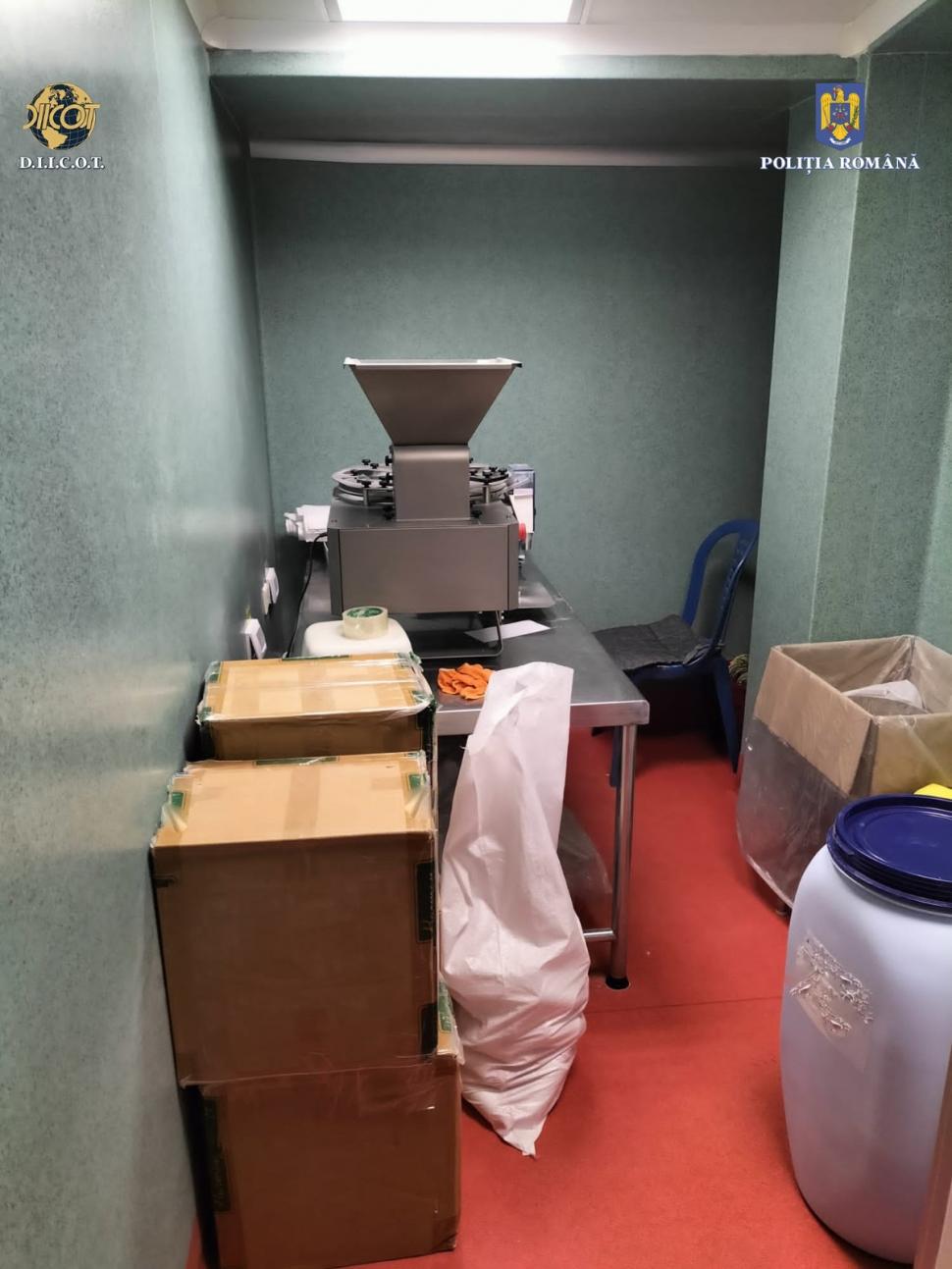 Laborator de droguri descoperit în România. Au fost găsiţi bani ascunşi în saci şi chiar în şosetele traficanţilor 822694