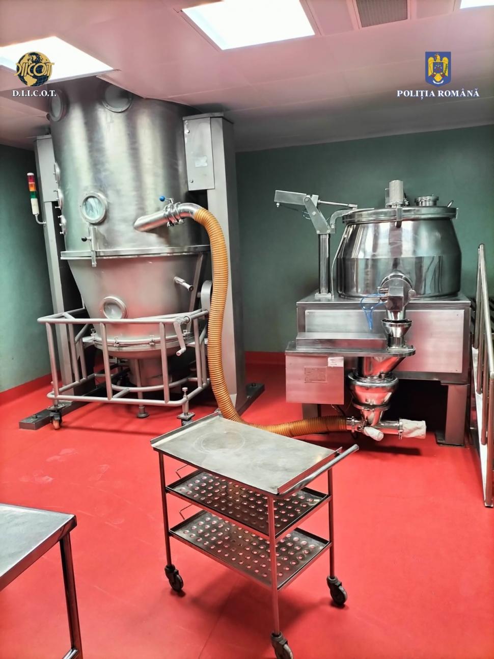 Laborator de droguri descoperit în România. Au fost găsiţi bani ascunşi în saci şi chiar în şosetele traficanţilor 822695