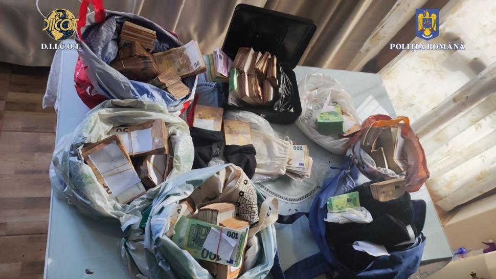 Laborator de droguri descoperit în România. Au fost găsiţi bani ascunşi în saci şi chiar în şosetele traficanţilor 822696