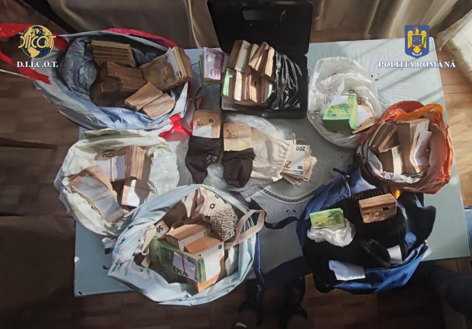 Laborator de droguri descoperit în România. Au fost găsiţi bani ascunşi în saci şi chiar în şosetele traficanţilor 822698