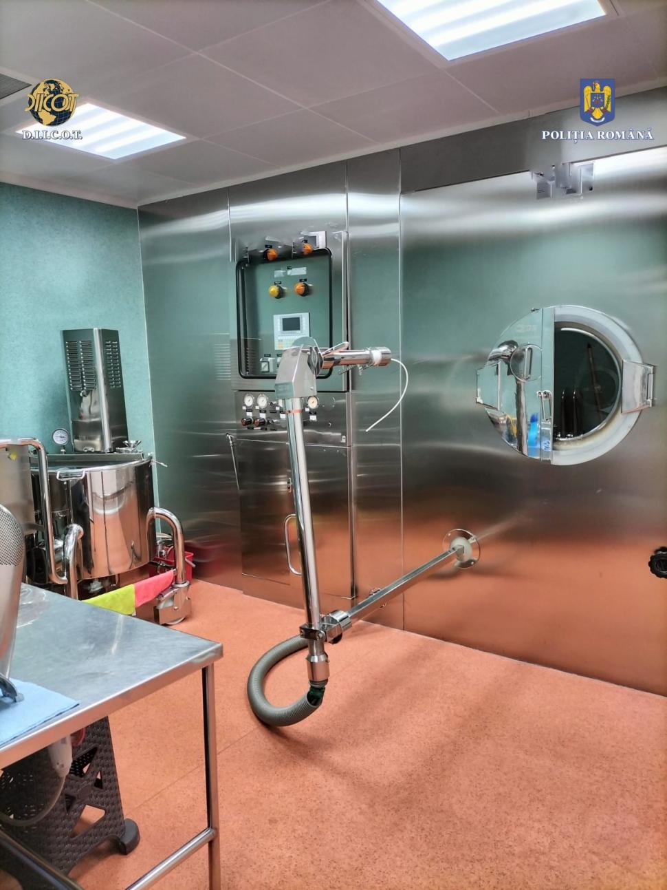 Laborator de droguri descoperit în România. Au fost găsiţi bani ascunşi în saci şi chiar în şosetele traficanţilor 822700