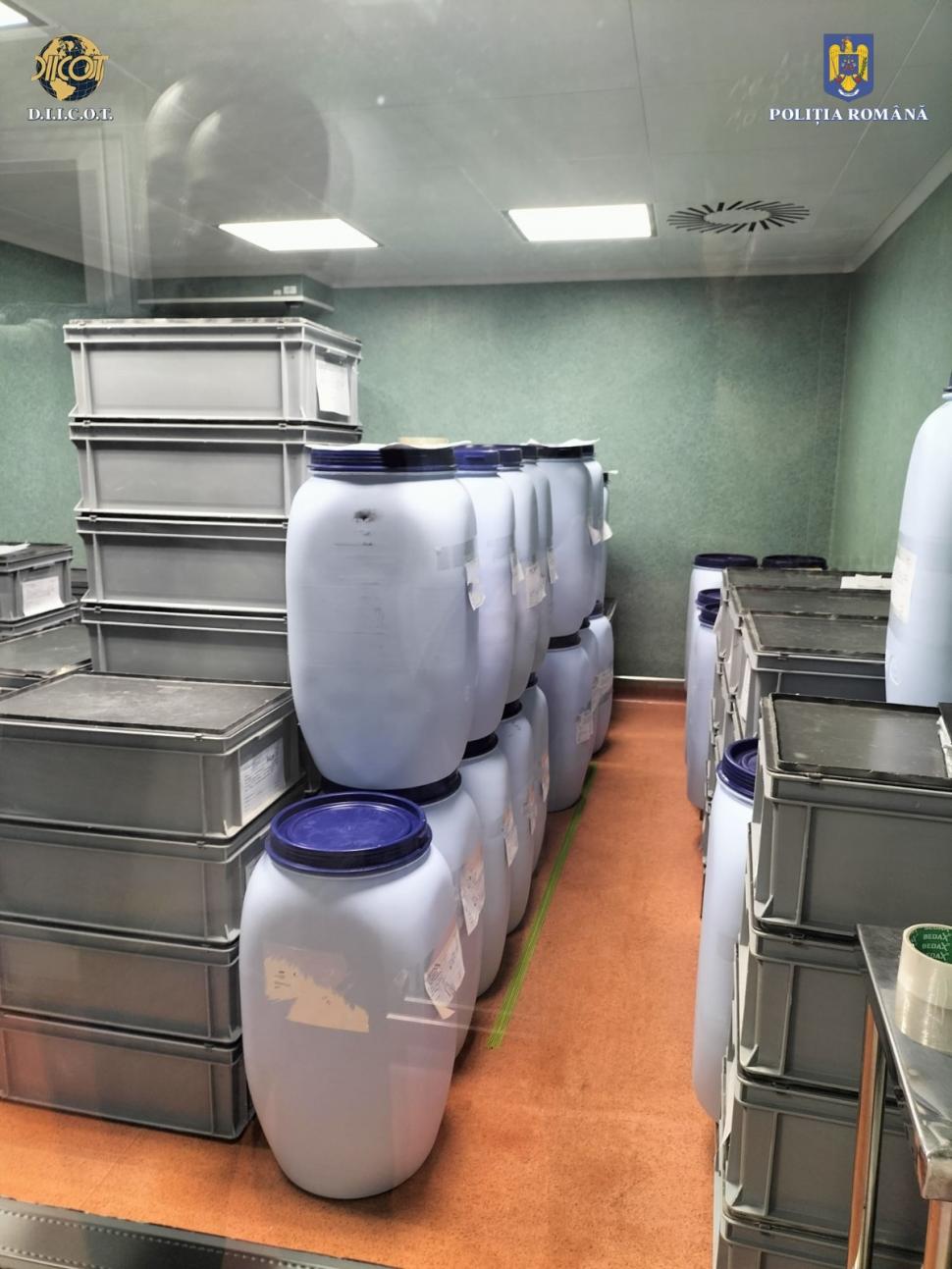 Laborator de droguri descoperit în România. Au fost găsiţi bani ascunşi în saci şi chiar în şosetele traficanţilor 822701