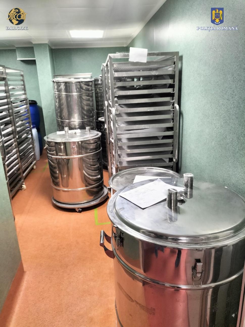 Laborator de droguri descoperit în România. Au fost găsiţi bani ascunşi în saci şi chiar în şosetele traficanţilor 822706