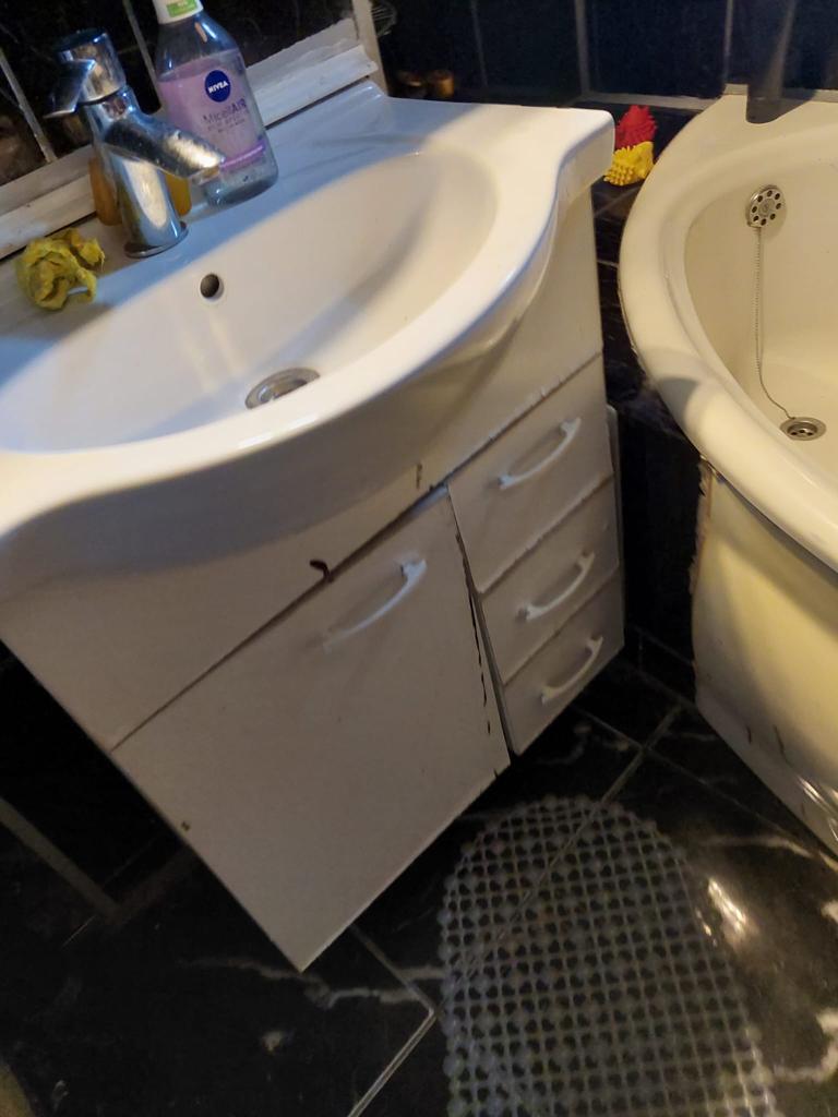 Un bărbat din Ploiești și-a găsit apartamentul complet distrus și cu datorii uriașe, după ce chiriașii au dispărut fără urmă 822877