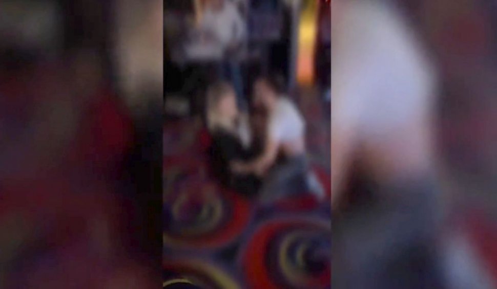 Doi tineri, filmaţi în timpul unui show erotic într-o sală de jocuri din Piteşti, au fost reţinuţi