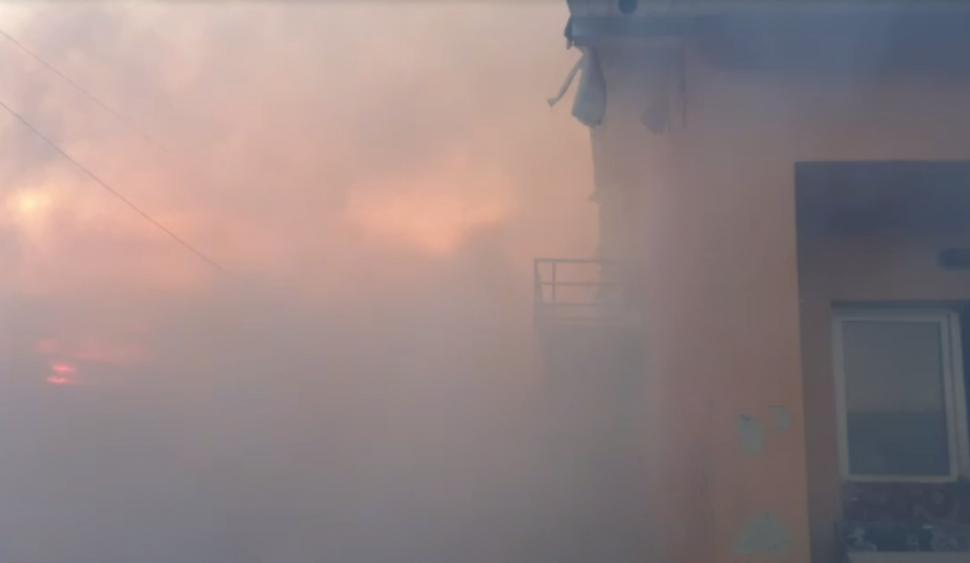 Incendiu violent în Bârlad | Zeci de oameni au fugit din case după ce focul a ars zece magazii şi s-a extins spre locuinţe 822794