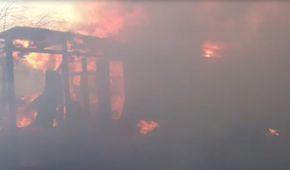 Incendiu violent în Bârlad | Zeci de oameni au fugit din case după ce focul a ars zece magazii şi s-a extins spre locuinţe 822795