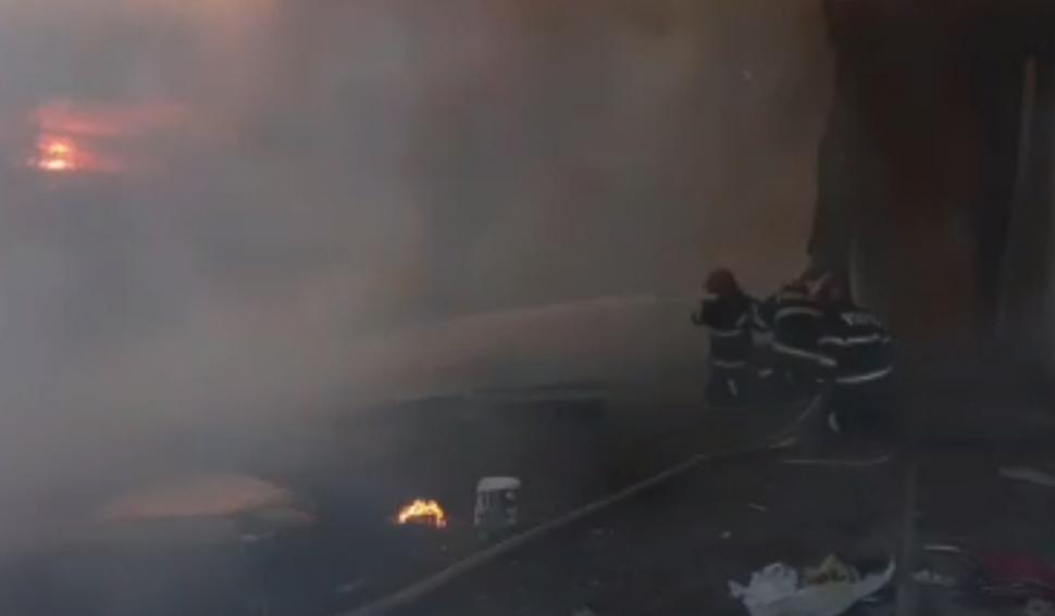 Incendiu violent în Bârlad | Zeci de oameni au fugit din case după ce focul a ars zece magazii şi s-a extins spre locuinţe 822796