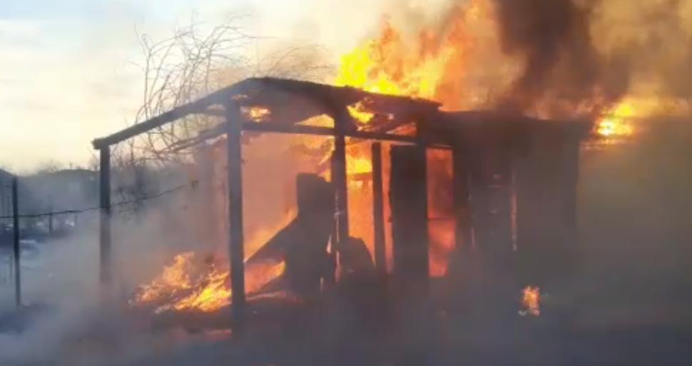 Incendiu violent în Bârlad | Zeci de oameni au fugit din case după ce focul a ars zece magazii şi s-a extins spre locuinţe 822797
