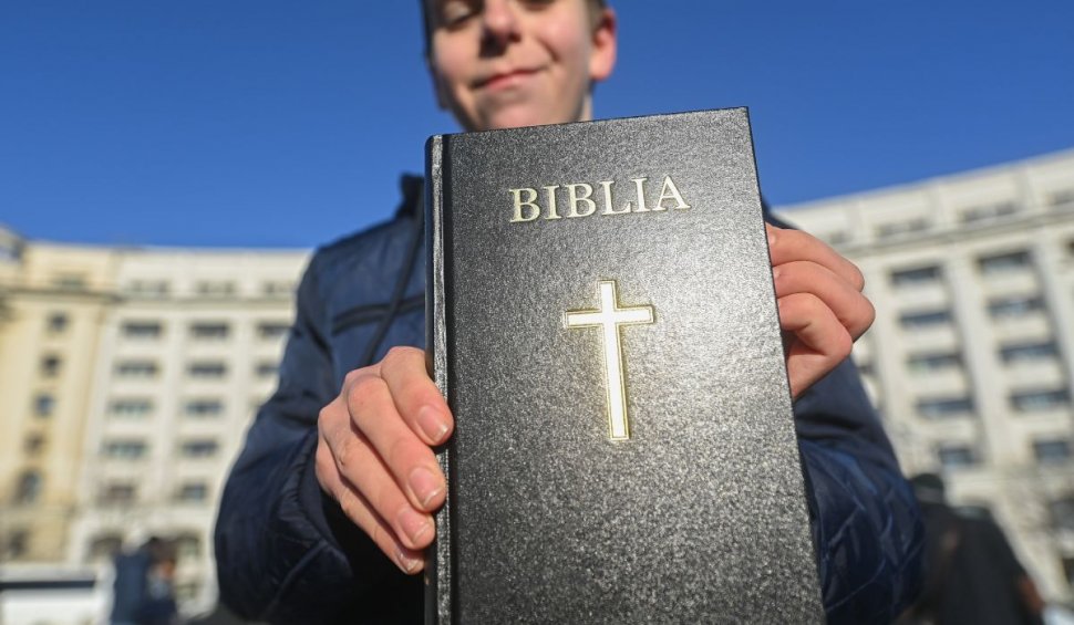 Religia ar putea fi aleasă de elevi ca probă la examenul de Bacalaureat | Solicitarea a fost semnată de Patriarhul Daniel