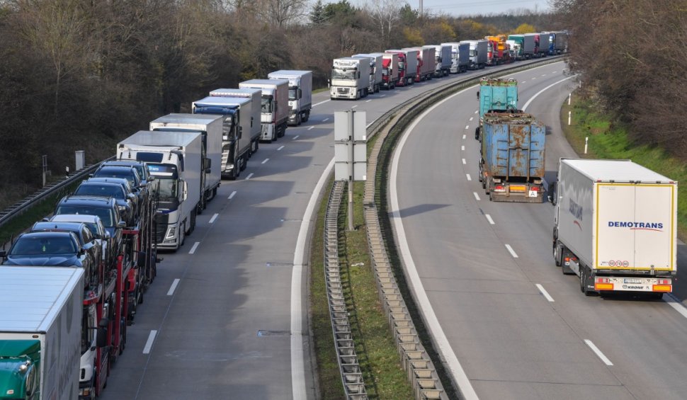 Restricţii pentru camioane în Ungaria | Cozi uriașe în vămile din România