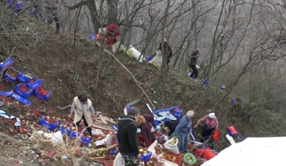 Zeci de oameni au luat saci cu legume dintr-un TIR răsturnat într-o râpă, în pădurea Stârmina din Mehedinţi