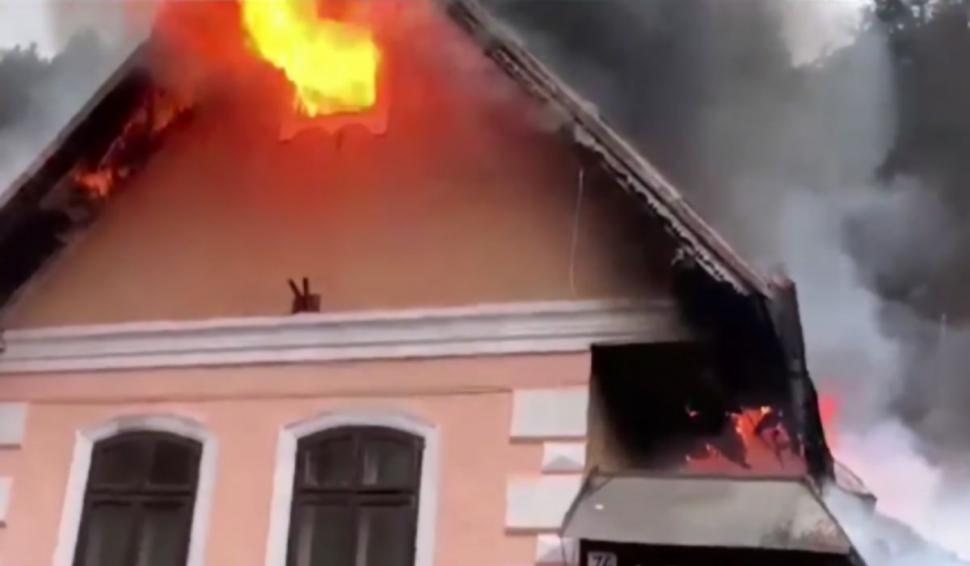 Incendiu puternic în Braşov. O casă a fost mistuită de flăcări, iar proprietarul a fost mușcat de câinele panicat 823167