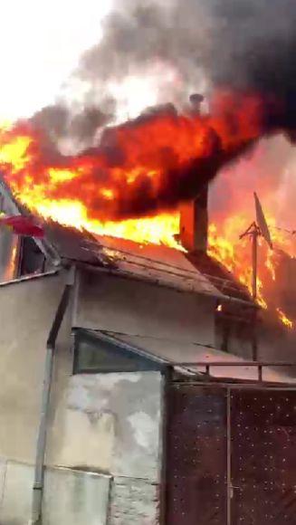 Incendiu puternic în Braşov. O casă a fost mistuită de flăcări, iar proprietarul a fost mușcat de câinele panicat 823168