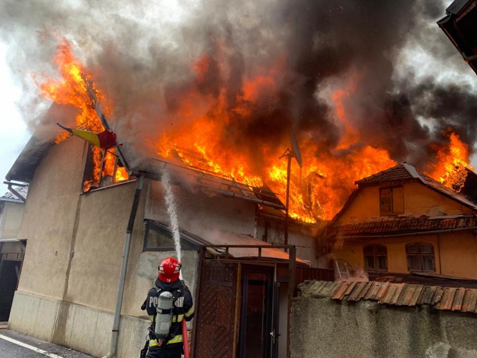 Incendiu puternic în Braşov. O casă a fost mistuită de flăcări, iar proprietarul a fost mușcat de câinele panicat 823170