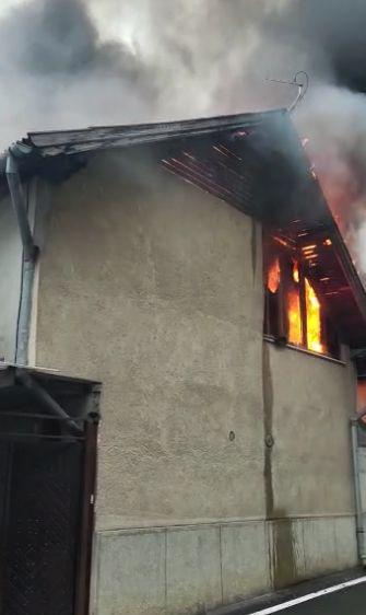 Incendiu puternic în Braşov. O casă a fost mistuită de flăcări, iar proprietarul a fost mușcat de câinele panicat 823171