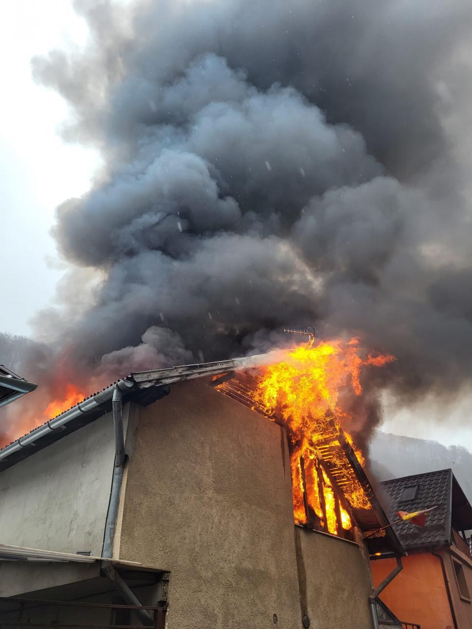 Incendiu puternic în Braşov. O casă a fost mistuită de flăcări, iar proprietarul a fost mușcat de câinele panicat 823173