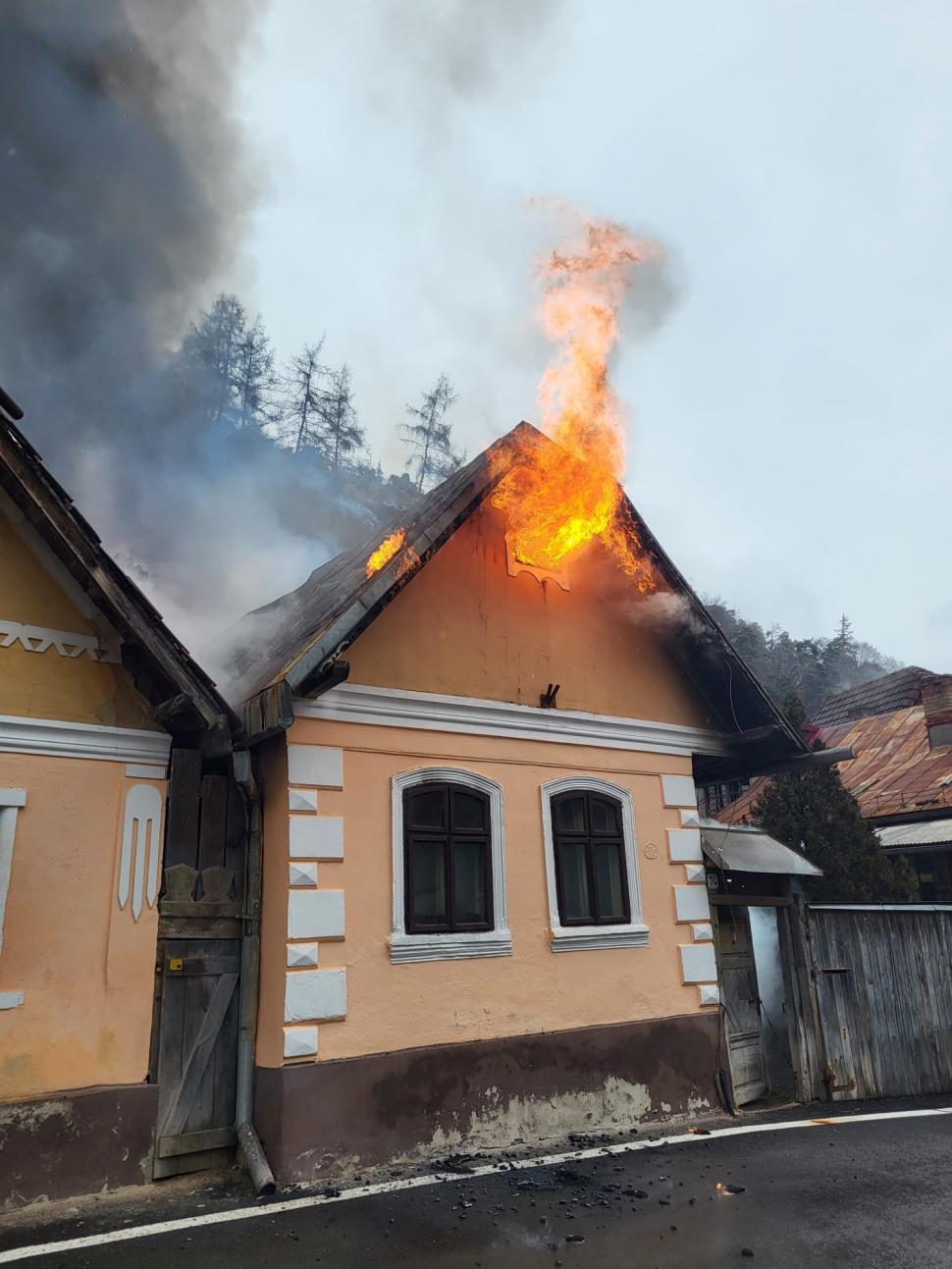 Incendiu puternic în Braşov. O casă a fost mistuită de flăcări, iar proprietarul a fost mușcat de câinele panicat 823174