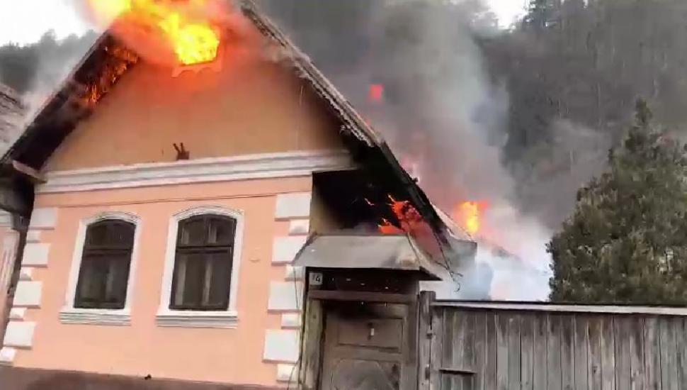Incendiu puternic în Braşov. O casă a fost mistuită de flăcări, iar proprietarul a fost mușcat de câinele panicat 823175