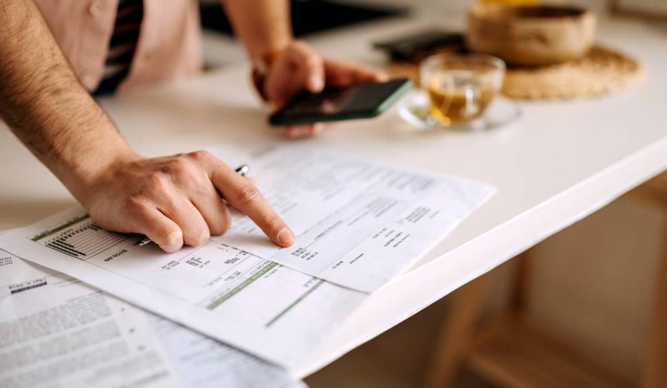 Noi reguli pentru consumatorii de energie şi furnizorii care întârzie facturile. Anunţul făcut de ANRE 823153