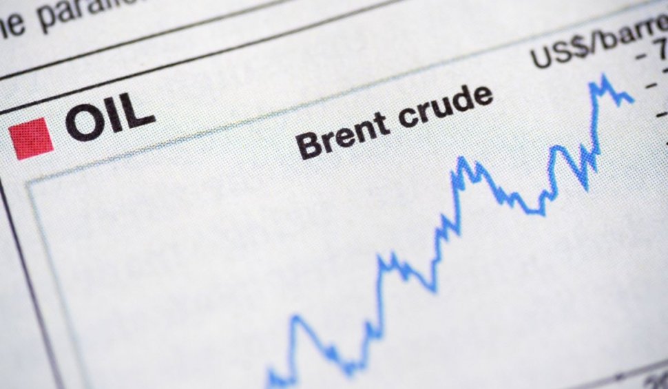 Preţul petrolului depăşeşte minimul ultimelor 15 luni, după ce criza bancară a zdruncinat piaţa