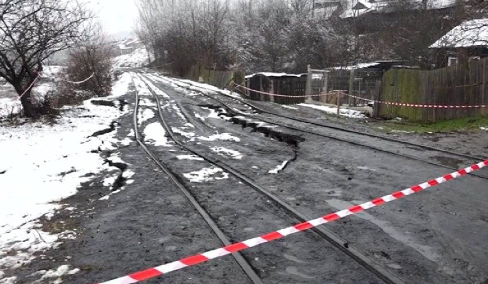 Casele din Valea Jiului, în pericol! O bucată de pământ s-a surpat și a avariat calea ferată
