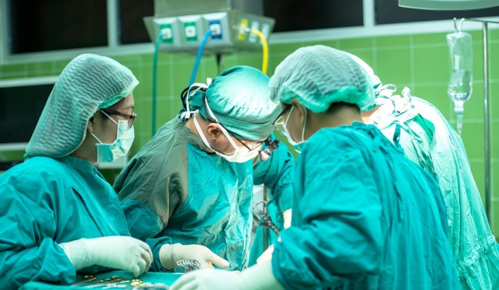 Chist ovarian de 4,5 kilograme, extirpat cu succes de la o pacientă la un spital din Sibiu