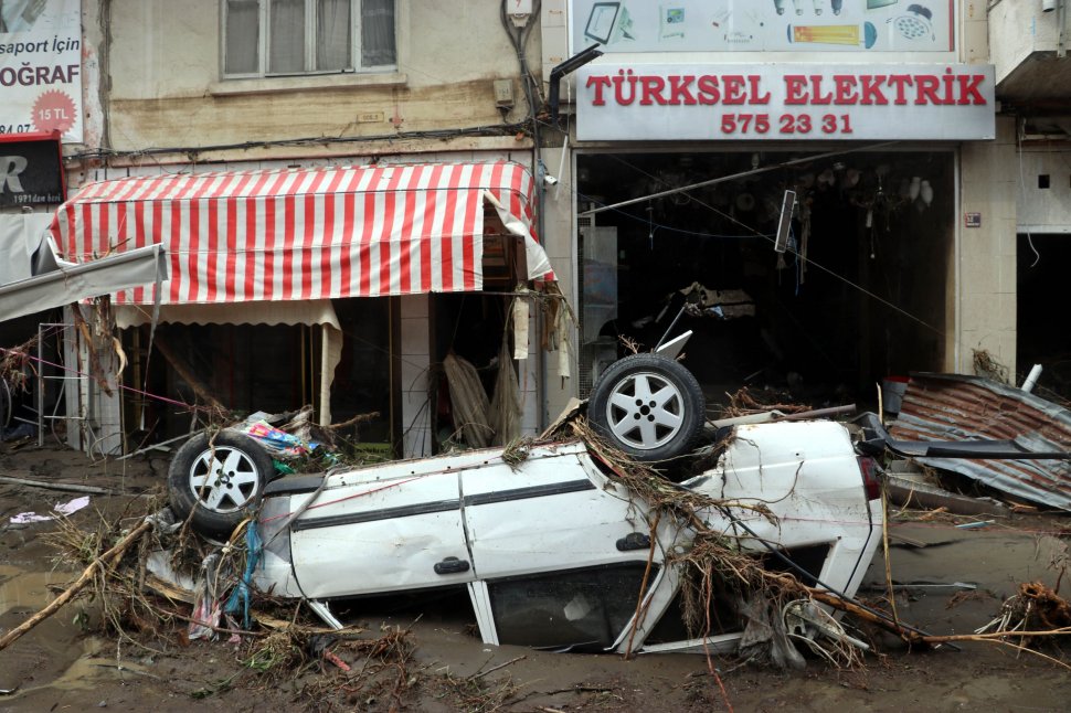O șosea din Turcia s-a rupt în două din cauza inundațiilor. Momentul a fost filmat