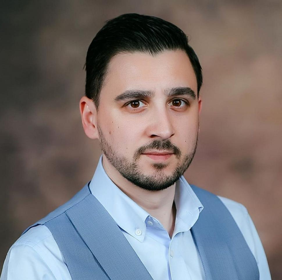 El este Cristian, directorul de şcoală mort la 37 de ani în accident. În urmă cu un an îi lăsa un mesaj de adio fiului său 823511