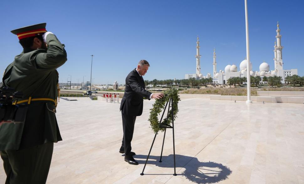 Klaus Iohannis, vizită oficială în Emiratele Arabe Unite. Preşedintele a vizitat Monumentul Martirilor și Marea Moschee din Abu Dhabi  823514