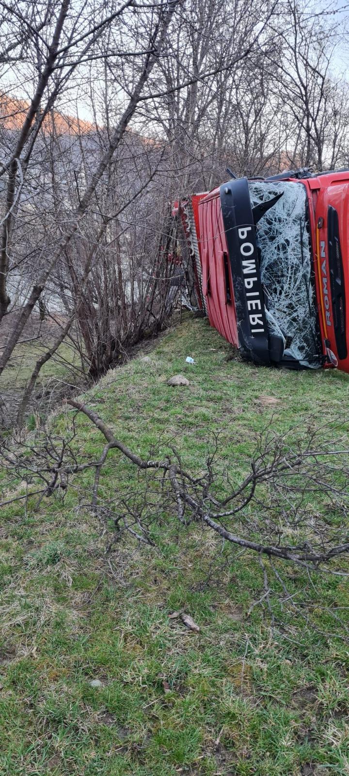 O mașină de pompieri care se deplasa spre un incendiu s-a răsturnat în Bistrița-Năsăud. Trei pompieri au fost răniți 823558