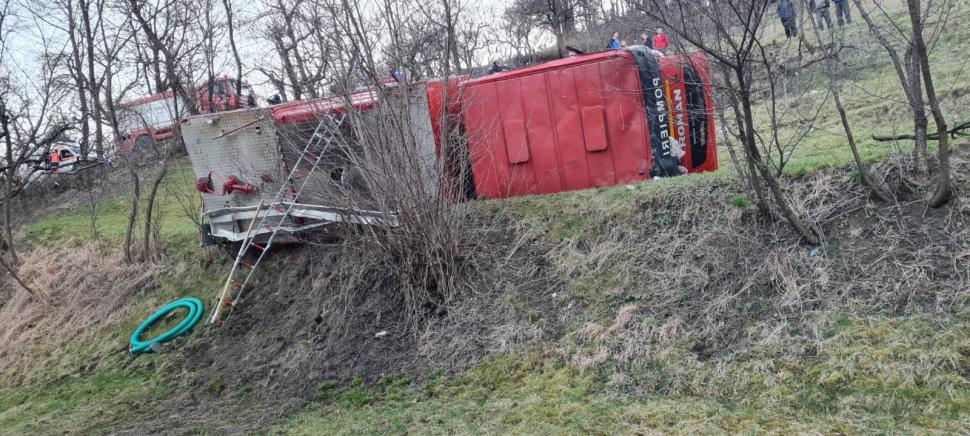 O mașină de pompieri care se deplasa spre un incendiu s-a răsturnat în Bistrița-Năsăud. Trei pompieri au fost răniți 823559