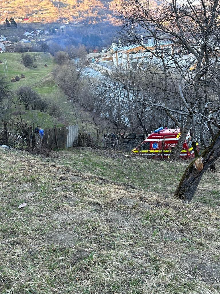 O mașină de pompieri care se deplasa spre un incendiu s-a răsturnat în Bistrița-Năsăud. Trei pompieri au fost răniți 823560