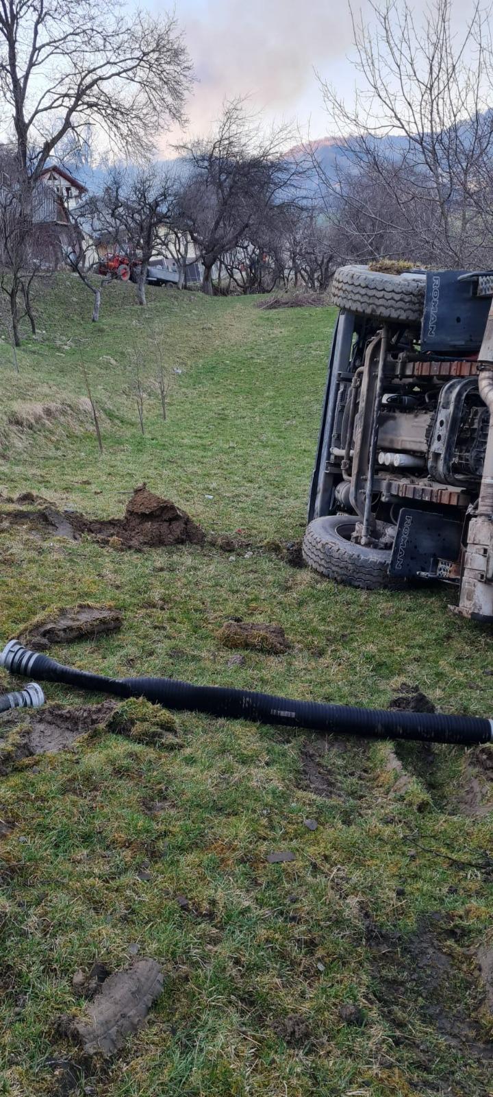 O mașină de pompieri care se deplasa spre un incendiu s-a răsturnat în Bistrița-Năsăud. Trei pompieri au fost răniți 823561