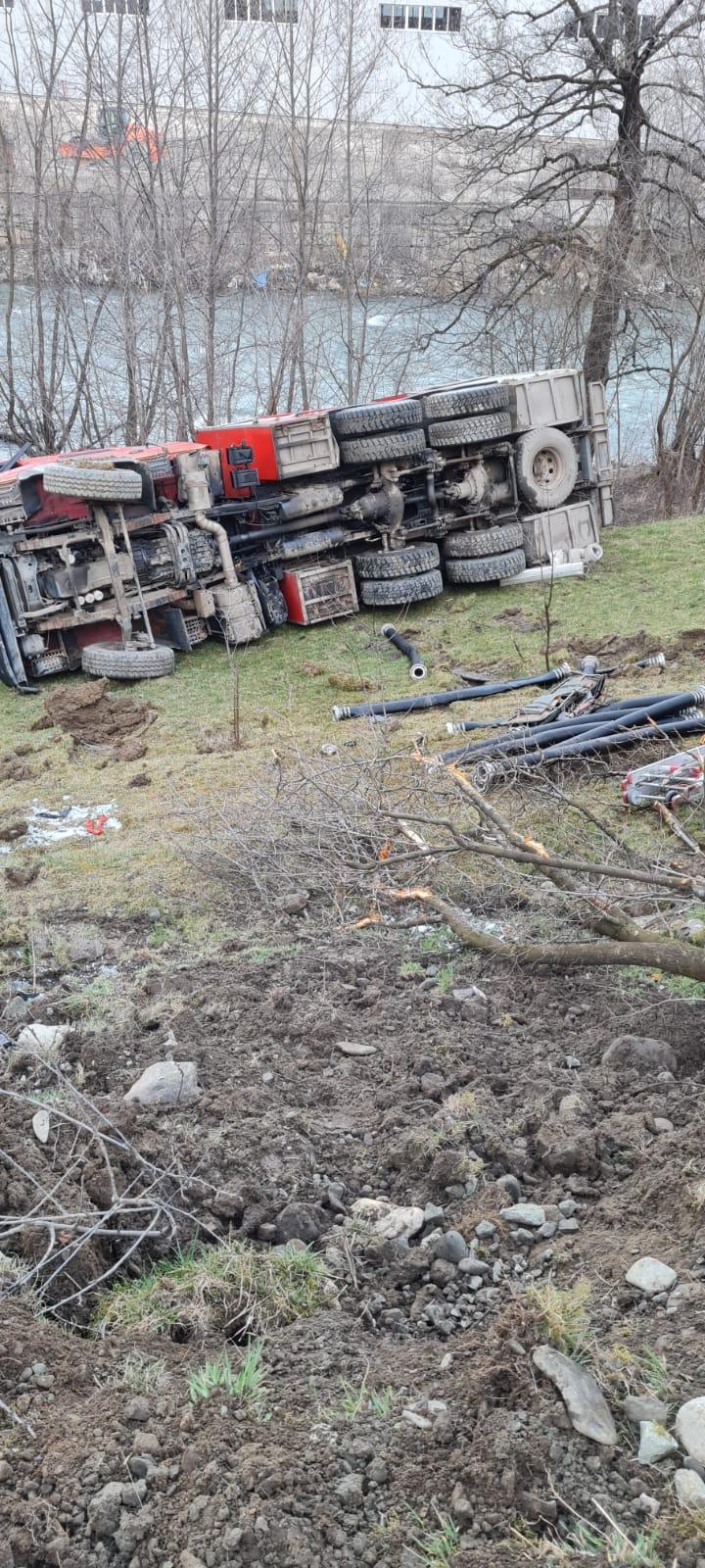 O mașină de pompieri care se deplasa spre un incendiu s-a răsturnat în Bistrița-Năsăud. Trei pompieri au fost răniți 823562