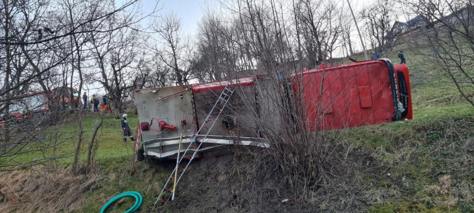 O mașină de pompieri care se deplasa spre un incendiu s-a răsturnat în Bistrița-Năsăud. Trei pompieri au fost răniți 823563