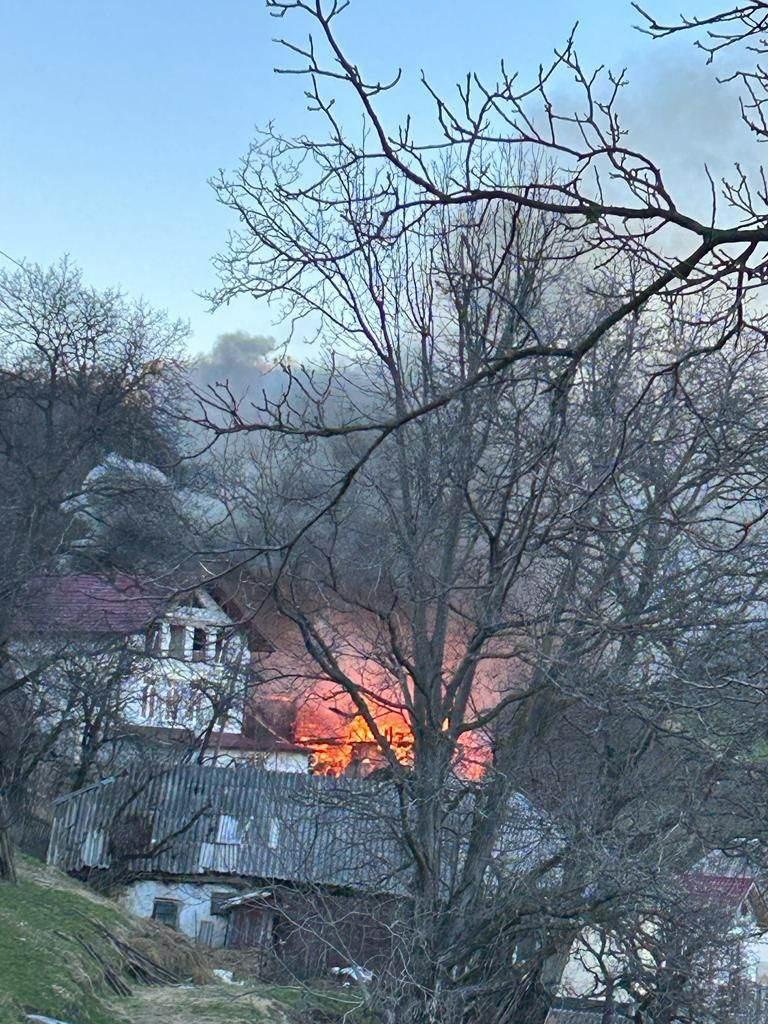 O mașină de pompieri care se deplasa spre un incendiu s-a răsturnat în Bistrița-Năsăud. Trei pompieri au fost răniți 823565