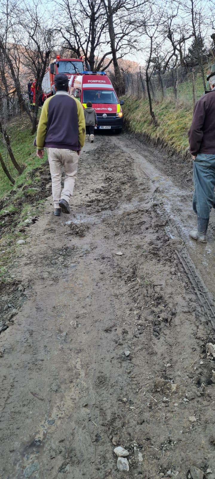 O mașină de pompieri care se deplasa spre un incendiu s-a răsturnat în Bistrița-Năsăud. Trei pompieri au fost răniți 823566