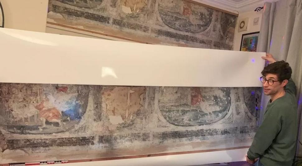 Un bărbat care își renova bucătăria şi-a verificat toți pereții casei după ce a făcut o descoperire uimitoare sub tapet 823660