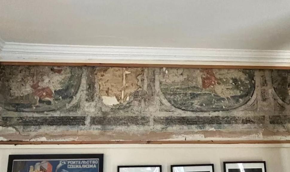 Un bărbat care își renova bucătăria şi-a verificat toți pereții casei după ce a făcut o descoperire uimitoare sub tapet 823662