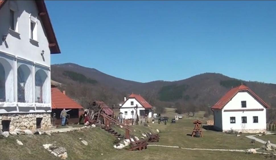 Comuna din România care are de 100 de ori mai mulţi vizitatori decât locuitori. Oamenii trăiesc de pe urma turismului 823600