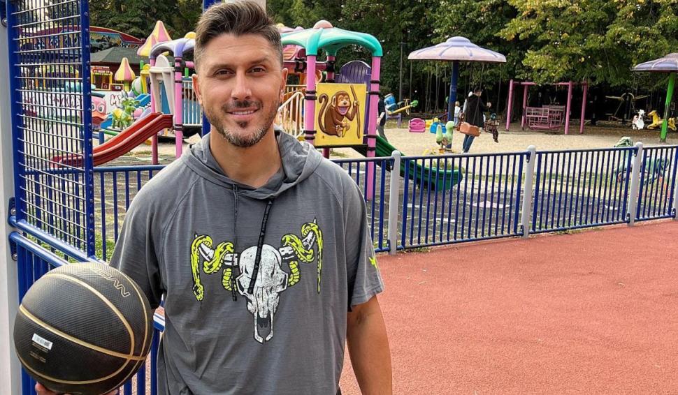 Recunoşti băieţelul care a dat cămăşuţa pe tricou şi a făcut istorie în fotbal? "Am râs când s-a scris că mi-a luat tata mașină la 18 ani" 823572