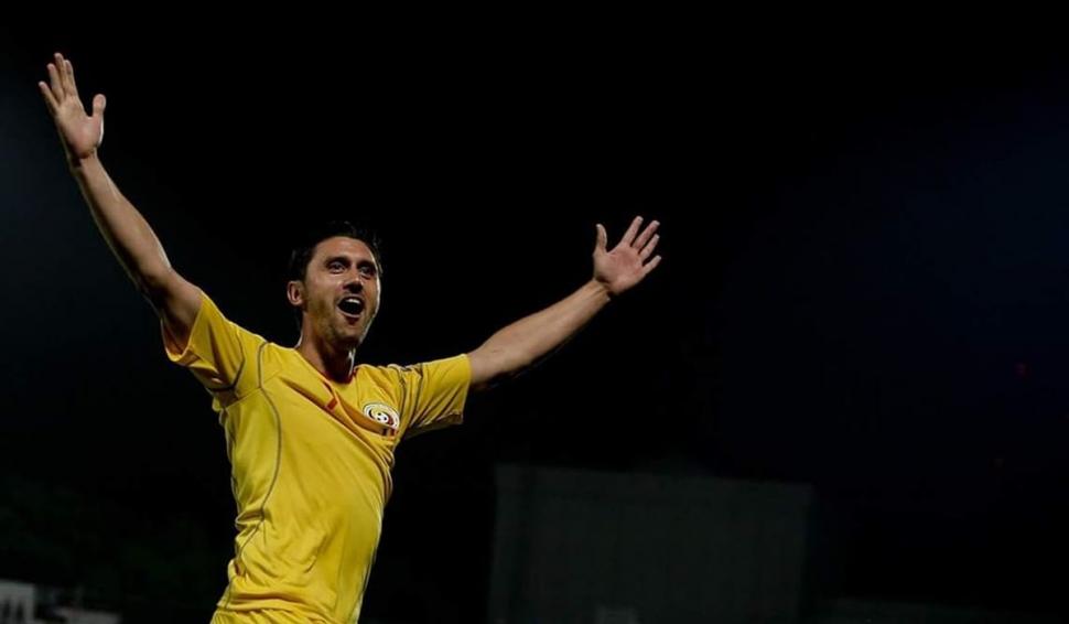 Recunoşti băieţelul care a dat cămăşuţa pe tricou şi a făcut istorie în fotbal? "Am râs când s-a scris că mi-a luat tata mașină la 18 ani" 823573