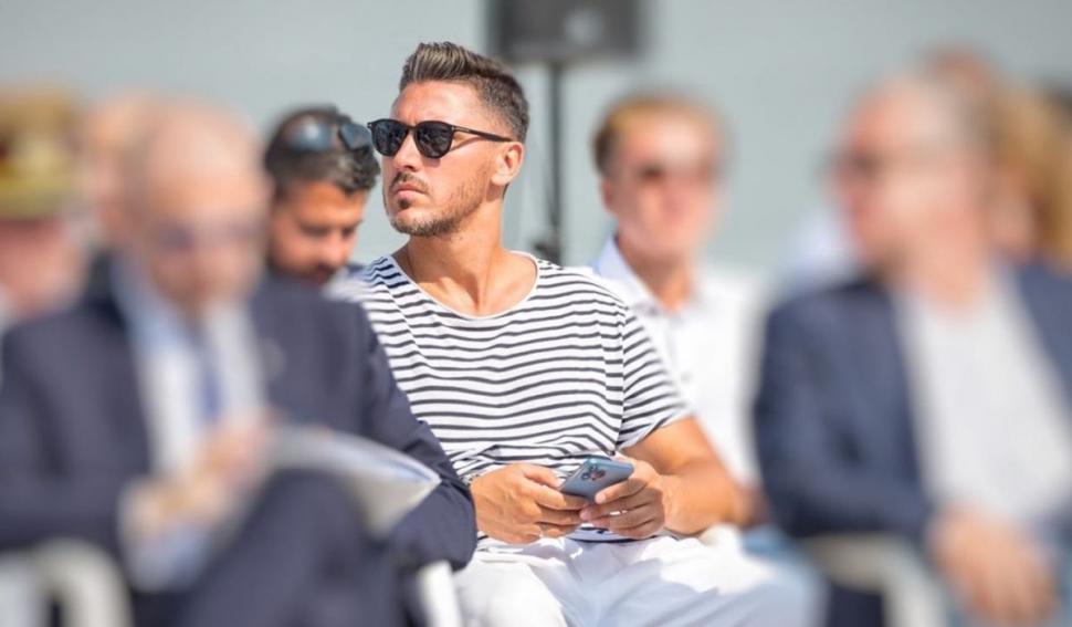 Recunoşti băieţelul care a dat cămăşuţa pe tricou şi a făcut istorie în fotbal? "Am râs când s-a scris că mi-a luat tata mașină la 18 ani" 823576