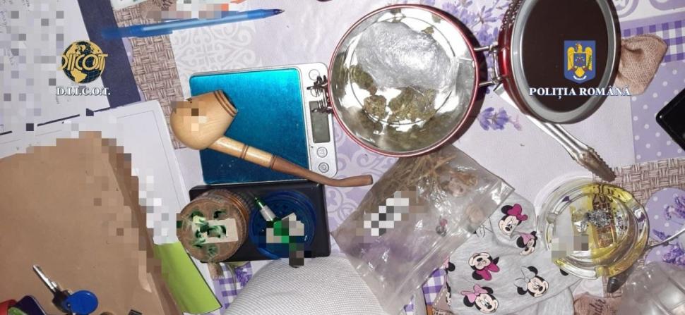 Vindeau droguri în școlile din București! 20 de persoane acuzate de trafic de droguri de mare risc 823725