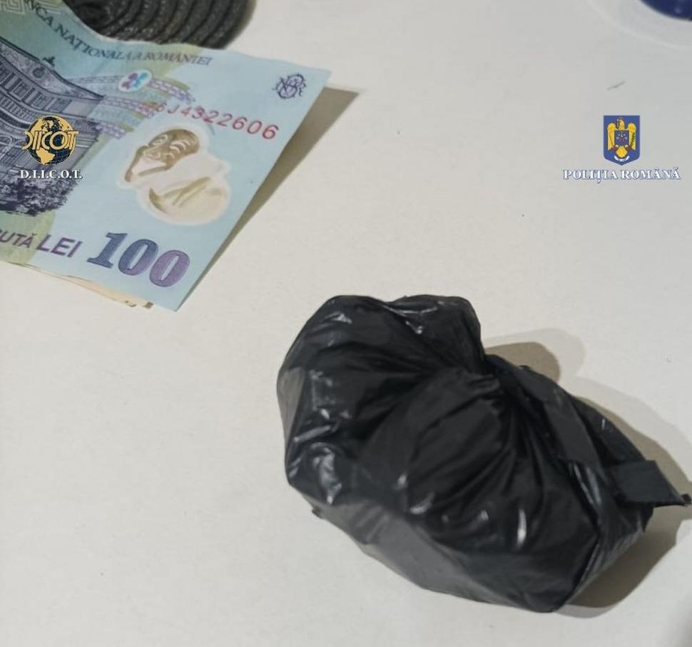 Vindeau droguri în școlile din București! 20 de persoane acuzate de trafic de droguri de mare risc 823727