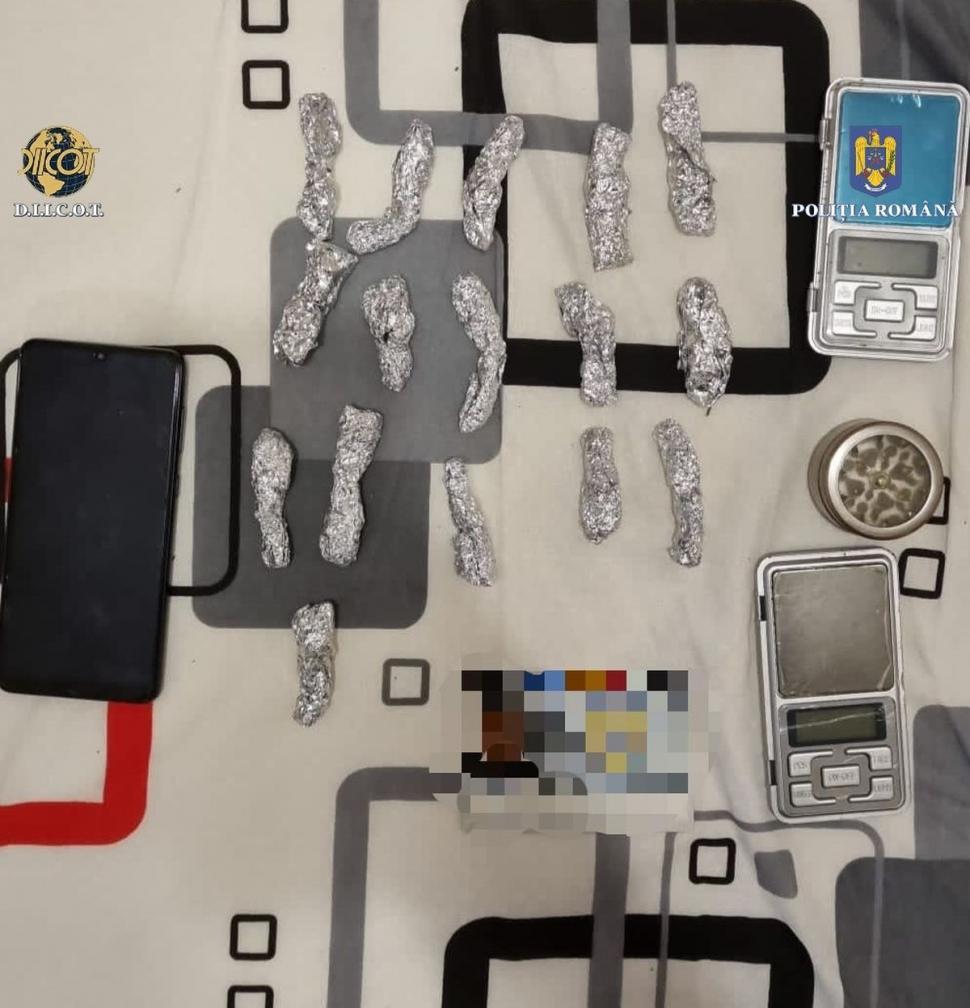 Vindeau droguri în școlile din București! 20 de persoane acuzate de trafic de droguri de mare risc 823728